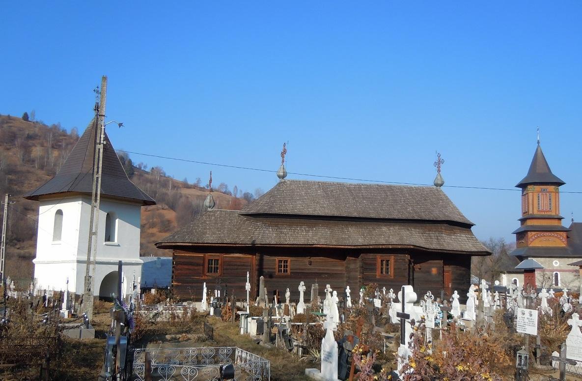 Biserica de lemn din cimitir